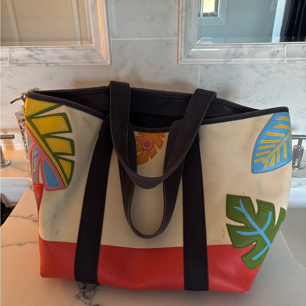 Tory Burch  Beach 🏖️ Bag 
Zip closure
14"W x 7"D x 12"H; 8" handle drop